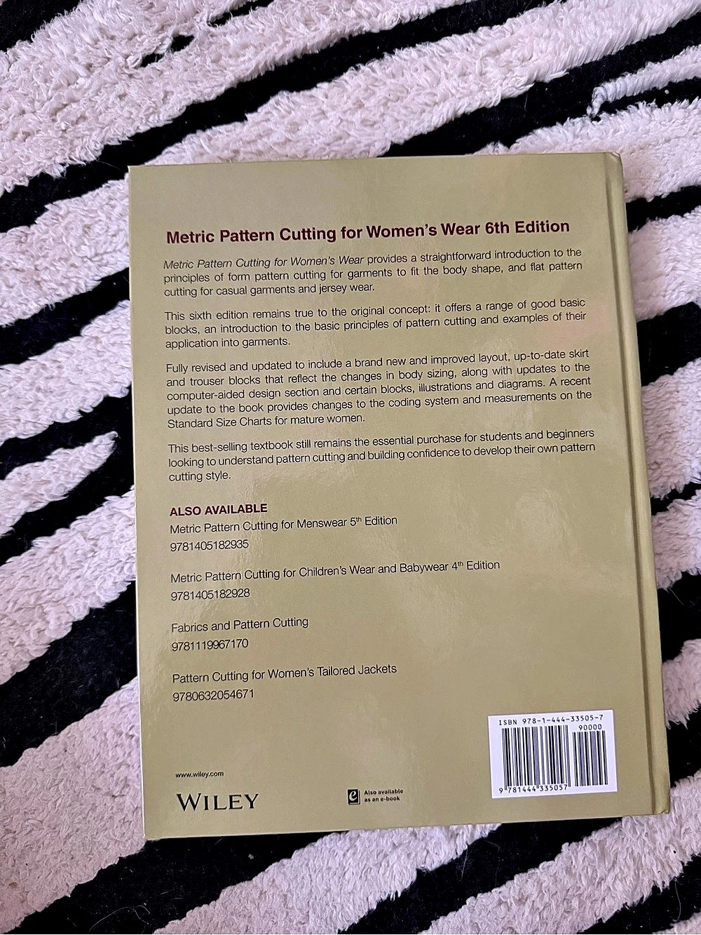 Metric Pattern Cutting Sewing Pattern Book - Picture 2 of 4